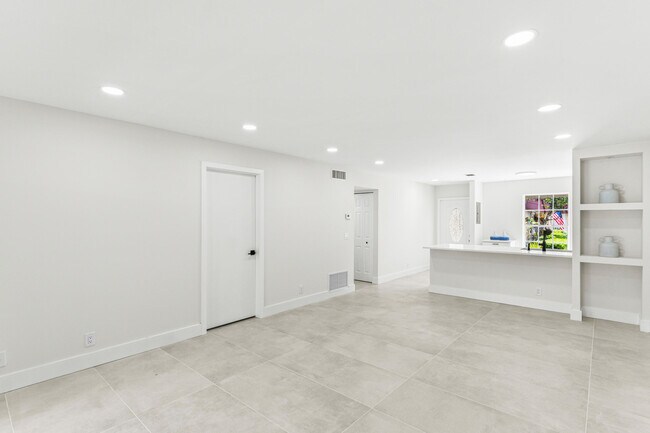 Building Photo - 733 Nantucket Cir