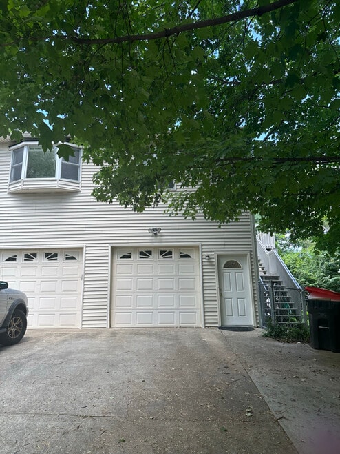 Building Photo - 215 Crescent Ct