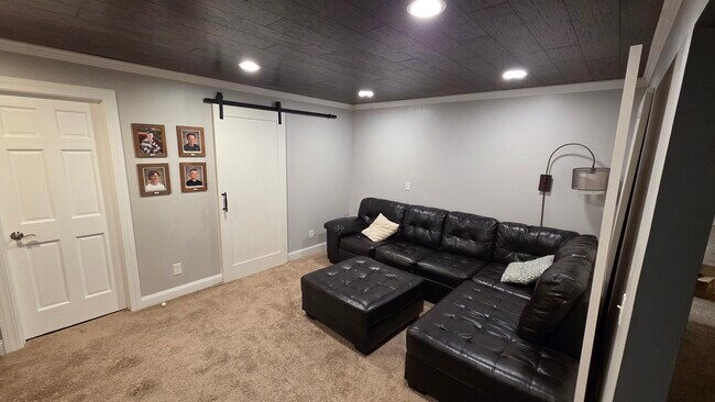 Building Photo - 9500 Fox Valley Dr