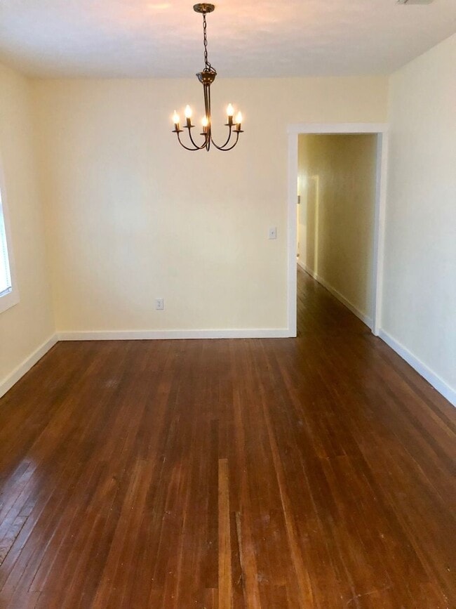 Building Photo - 2BD/1BA in the heart of Uptown