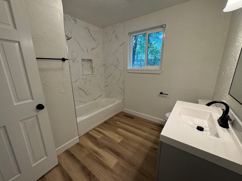 Building Photo - 804 Meeker St