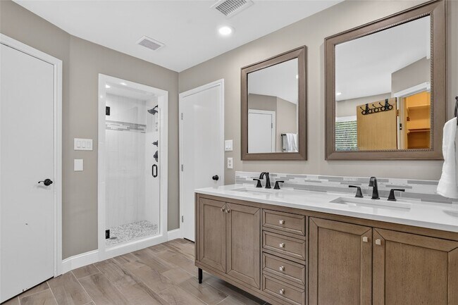 Building Photo - 1400 Emerald Cir