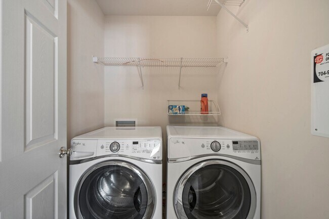 Building Photo - Beautiful 4 Bedroom, 2.5 Bath in Ballantyne Area