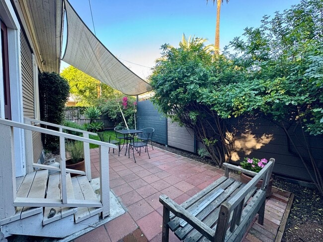 Building Photo - OAKVILLA