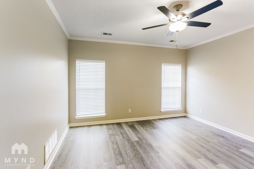 Building Photo - 540 Classic Dr N