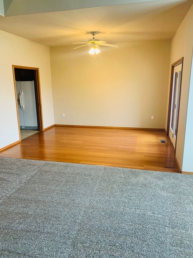 Building Photo - Beautiful Updated Townhome overlooking Mea...