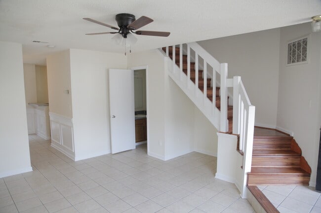 Building Photo - Cozzy townhome ready for you!