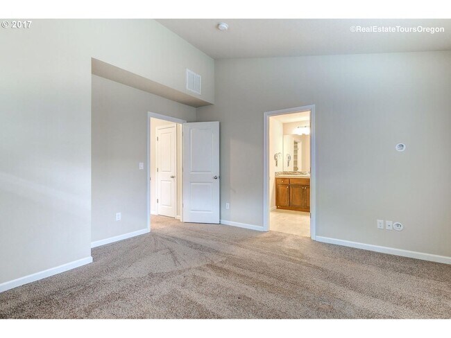 Building Photo - Great 3 Bedroom 2.5 Bathroom Townhouse End Unit!  2 Car Garage  + Washer & Dryer! Near Nike, Inte...