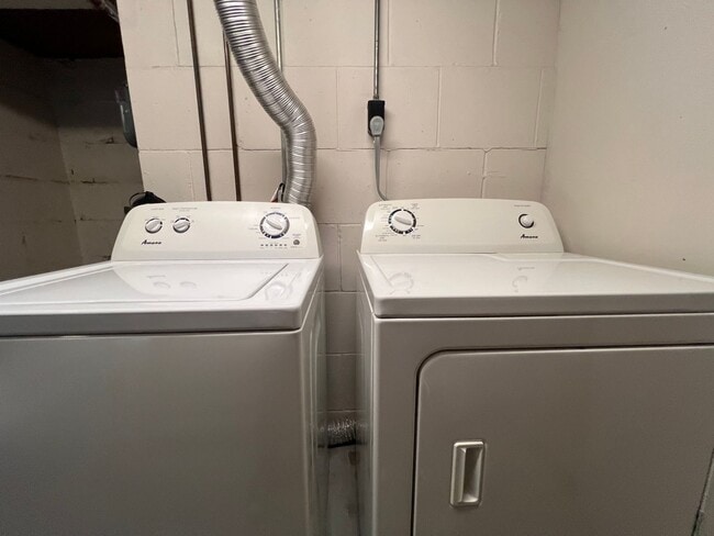 Building Photo - Beautiful walk-out ranch!