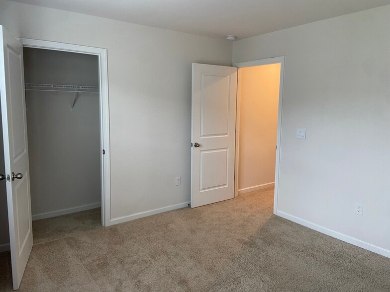 Building Photo - 111 David Hill Dr