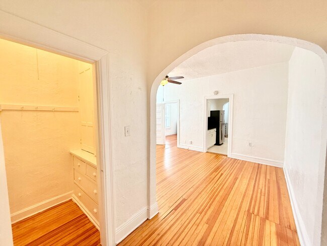 Building Photo - Gorgeous 1 Bed 1 Bath Apartment in Cap Hill! Available NOW!