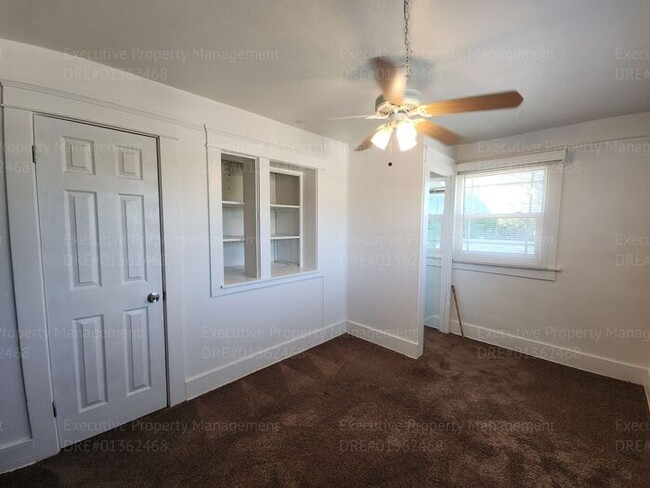 Building Photo - Move in ready. 3 bedrooms/ 1.5 bath, yard,...
