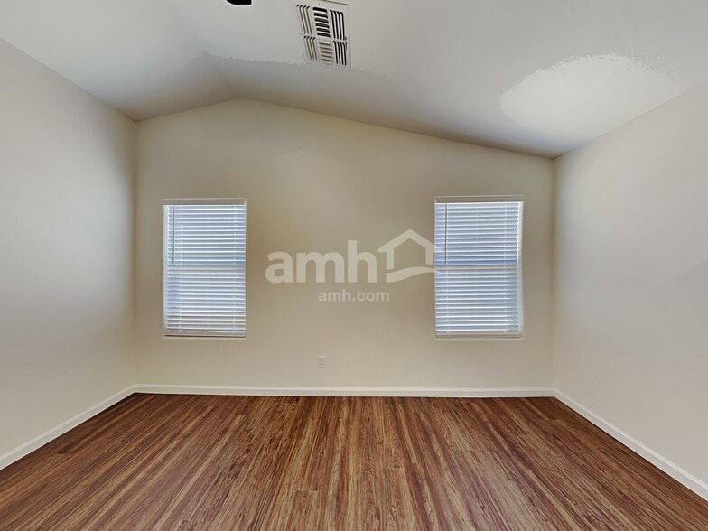 Building Photo - 1417 W Belmont Red Trail
