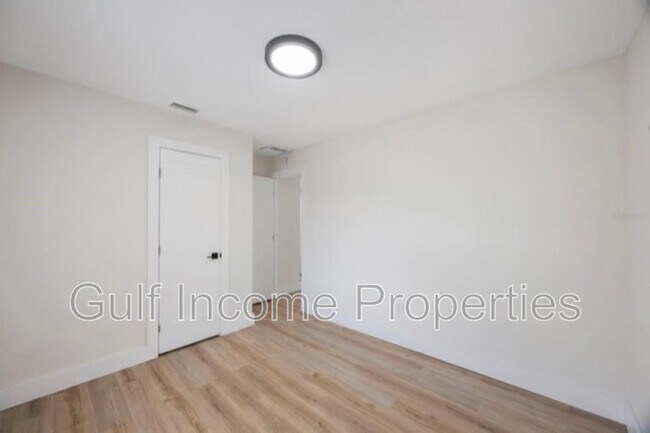 Building Photo - 1934 18th Ave S