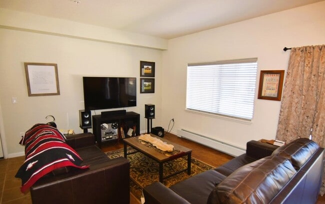 Building Photo - 646 Riverview Dr