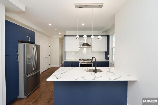 Building Photo - 203 3rd St