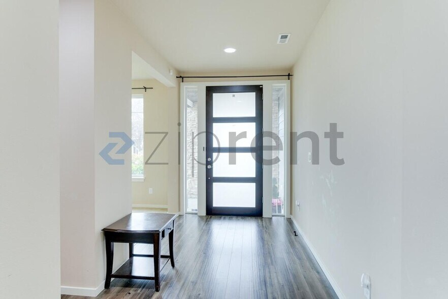 Building Photo - Unit