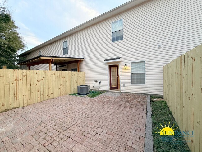 Building Photo - Updated 2 Bedroom Home in Fort Walton Beach!