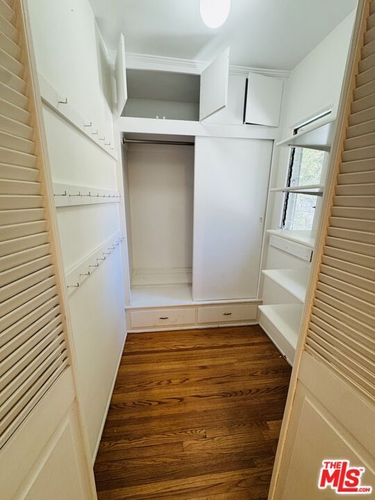 Building Photo - 9066 Shoreham Dr