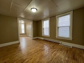 Building Photo - 904-906 Burr St