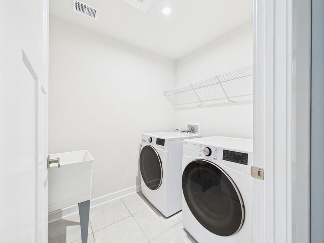 Building Photo - Functional Floorplan, Modern Comfort – Wel...