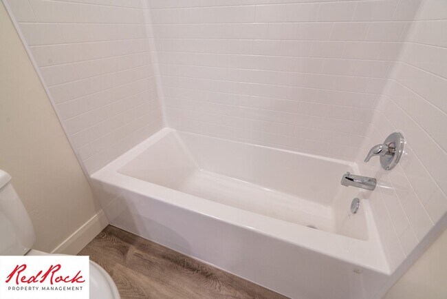 Building Photo - Stunning Spacious 3 Bedroom Unit