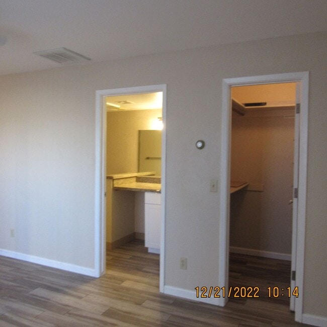 Building Photo - Studio/Condo Recently updated