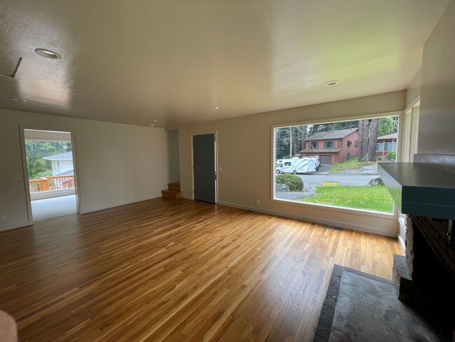 Building Photo - Beautiful and Spacious Home with New Deck ...