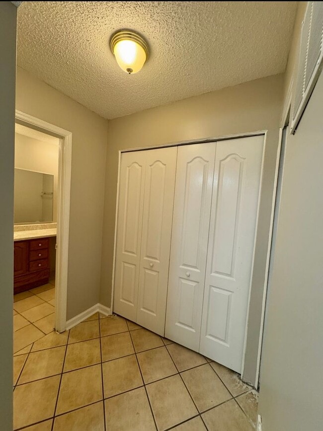 Building Photo - Freshly renovated 3 bedroom condo in Decatur