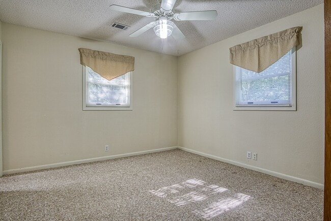 Building Photo - Central Hot Springs Village/Home/Unfurnished