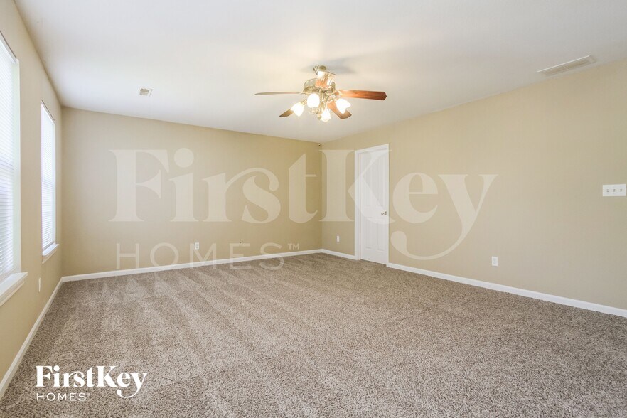 Building Photo - 728 Sweet Creek Dr