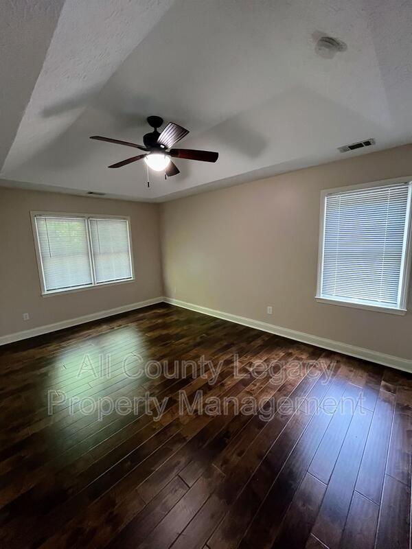 Building Photo - 2320 Springdale Dr