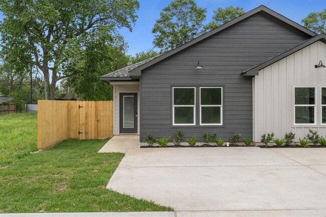 Building Photo - 1026 Junell St