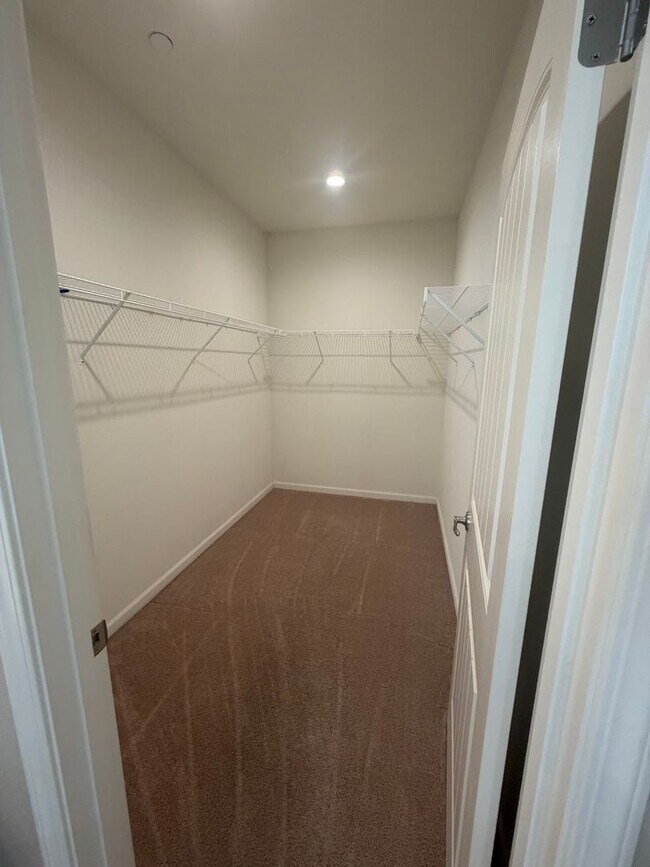 Building Photo - Nice home for rent in gated community in Tulare!