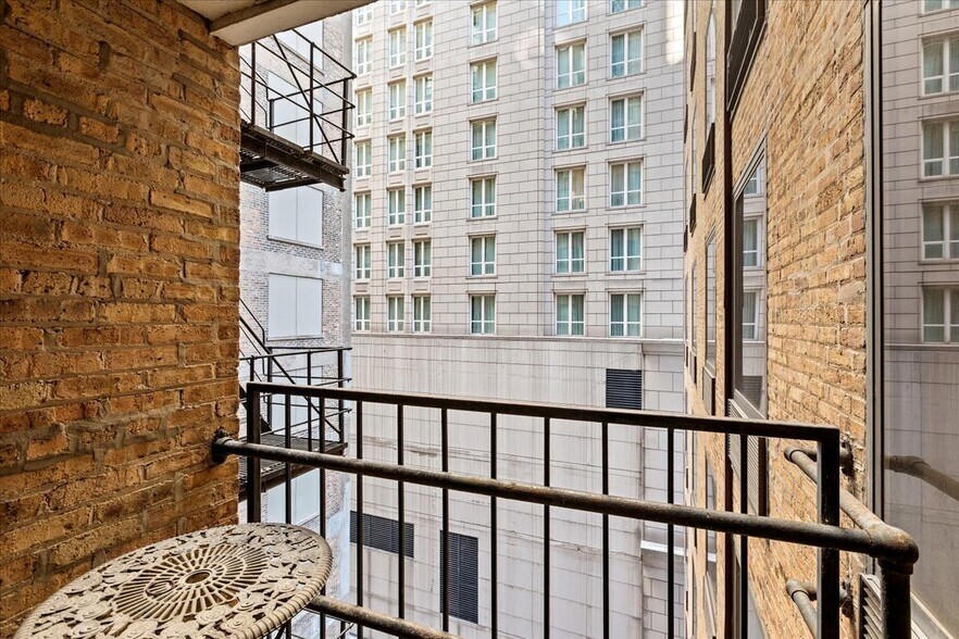 Building Photo - 40 E Delaware Pl