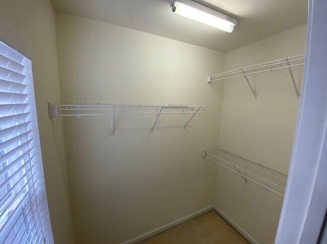 Building Photo - Lovely townhouse in fantastic Durham locat...