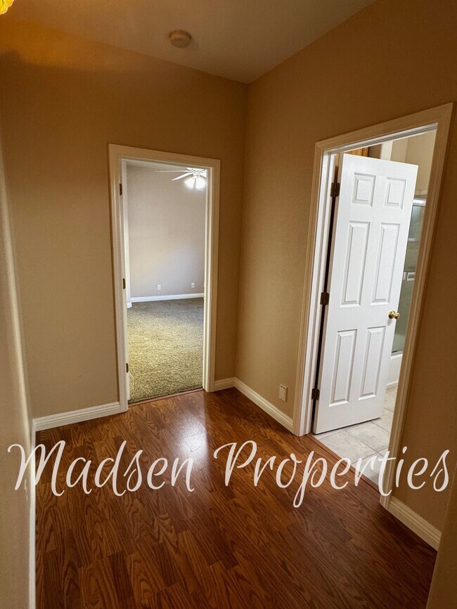 Building Photo - 121 Hart Ln