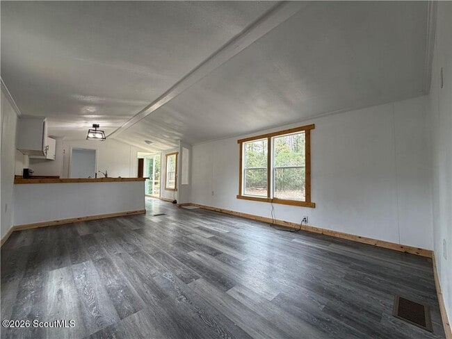Building Photo - 1222 White Dr N E
