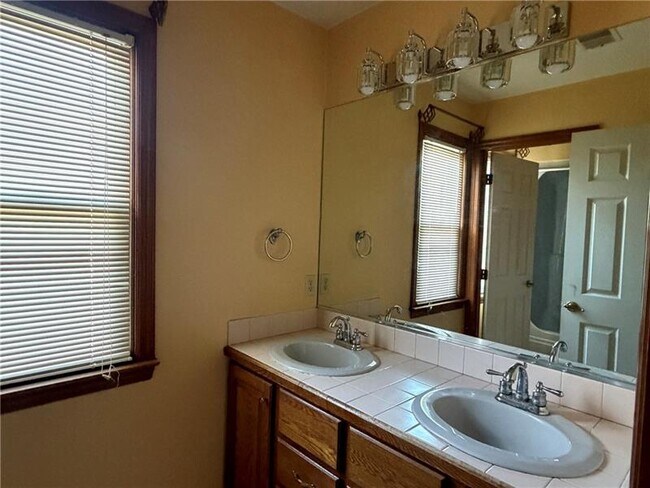 Building Photo - 116 Sturbridge Ln