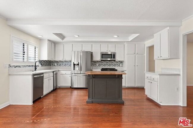 Building Photo - 6021 Lindley Ave