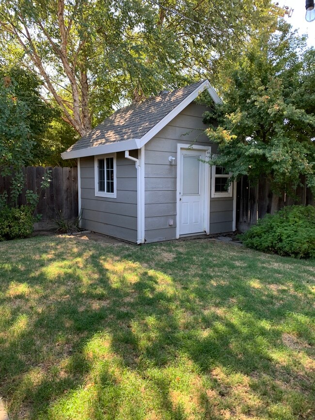 Building Photo - 2420 El Camino Dr