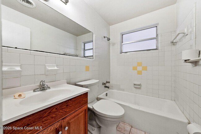 Building Photo - 401 Monroe Ave