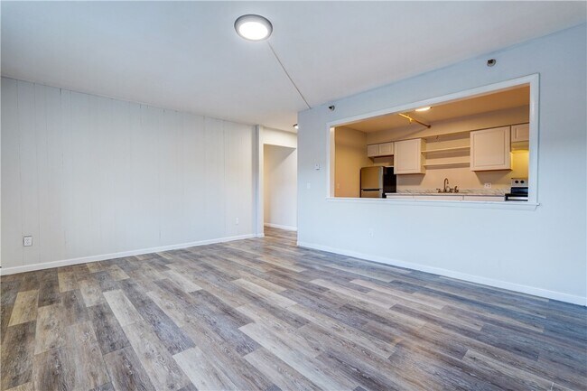 Building Photo - 404 Main St