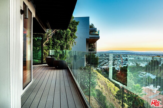 Building Photo - 8560 Franklin Ave