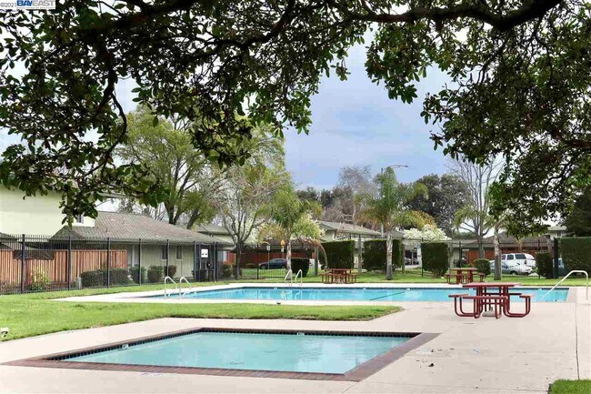 Building Photo - 5554 Roundtree Common