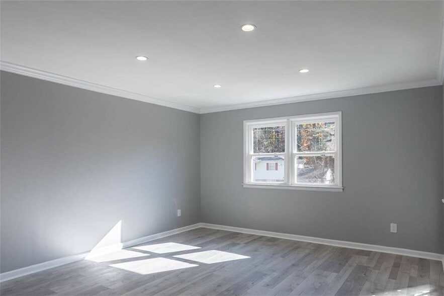 Building Photo - Room in House on Trafalgar Way