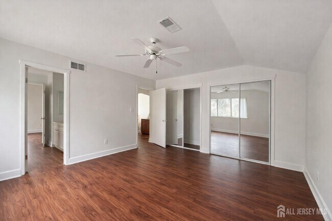 Building Photo - 470 Sayre Dr