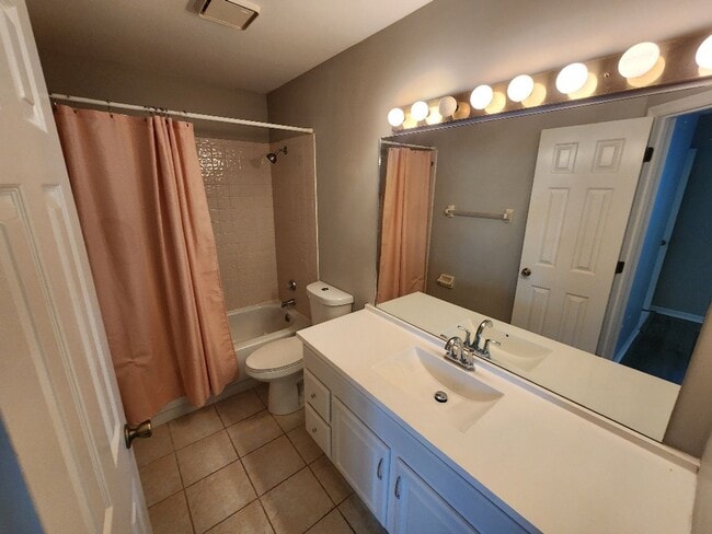 Building Photo - Remodeled beach condo steps away from the beach!!!