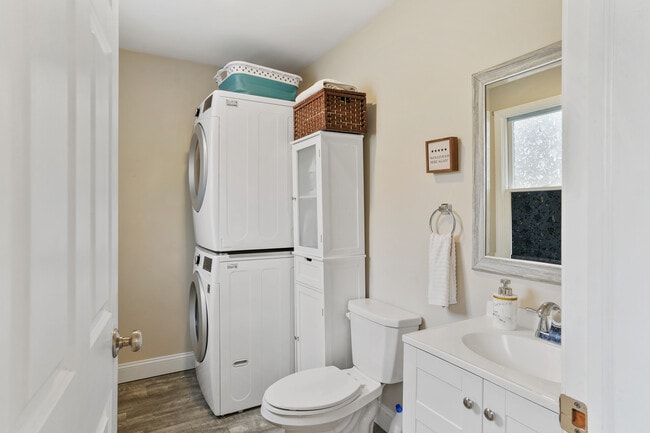 Building Photo - 253 Porter Ave