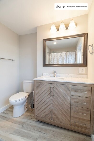 Building Photo - Room in Shared 3 bed/1 bath home